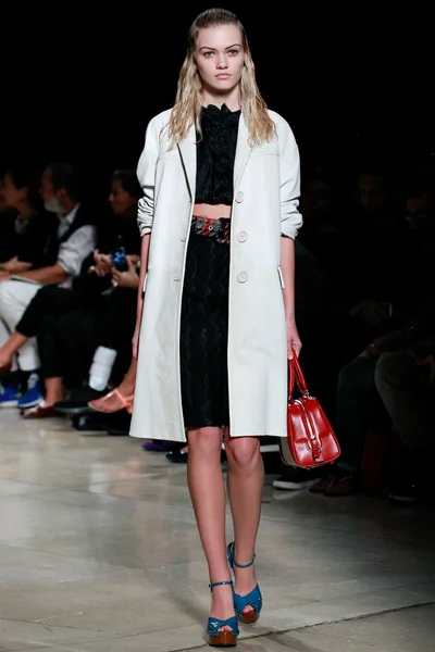 Look 16
